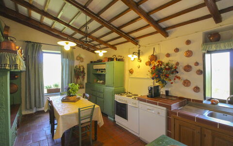 Villa Gioiosa: Mueble, Encendiendo, Diseño De Interiores, Techo, Lámpara, Silla, Cocina Y Comedor Mesa, Manchas De Madera, Planta De Casa, Cocina