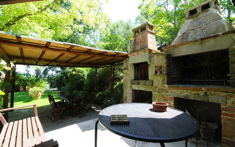 Villa Gioiosa: Mueble, Mesa, Planta, Árbol, Mesa Al Aire Libre, Edificio, Mueble Para Exteriores, Diseño De Interiores, Madera, Sombra