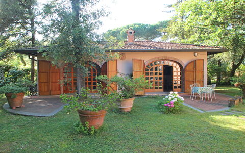 Residenza Marechiaro: Planta, Propiedad, Edificio, Ventana, Maceta, Puerta, Flor, Árbol, Casa, Cielo