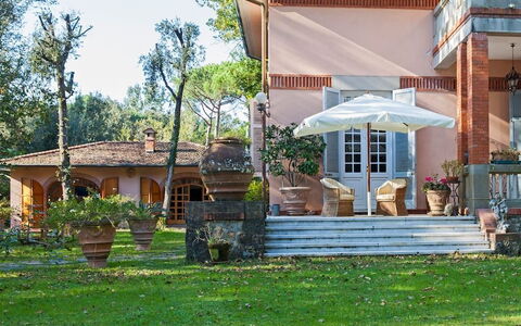 Residenza Marechiaro: Planta, Propiedad, Cielo, Árbol, Sombra, El Terreno Del Lote, Ocio, Hierba, Paisaje, Cabaña