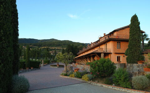 Fattoria Fronzano: Planta, Cielo, Edificio, Propiedad, Ventana, Árbol, Superficie De La Carretera, Montaña, El Terreno Del Lote, Casa