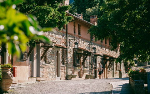 Fattoria Fronzano: Cielo, Propiedad, Planta, Edificio, Azur, Superficie De La Carretera, Árbol, Sombra, Montaña, Área Rural