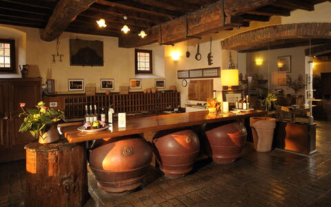 Fattoria Fronzano: Barril, Ventana, Barware, Diseño De Interiores, Madera, Planta De Casa, Botella, Edificio, Marco