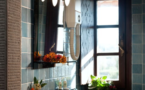 Fattoria Fronzano: Propiedad, Edificio, Ventana, Arreglo De Tubería, Blanco, Planta, Diseño De Interiores, Baño, Encendiendo