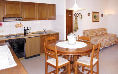 La Pieve Trilo: Mueble, Habitación, Propiedad, Cocina, Mostrador, Edificio, Gabinetes, Diseño De Interiores, Suelo, Casa