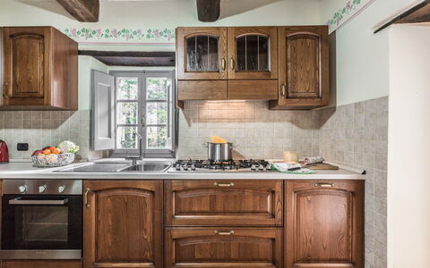 Torre del Cielo: Gabinetes, Mostrador, Mueble, Habitación, Cocina, Propiedad, Diseño De Interiores, Edificio, Manchas De Madera, Casa