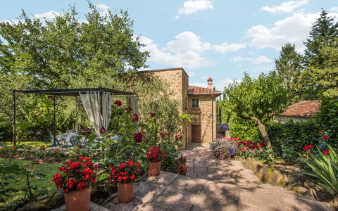 Torre del Cielo: Propiedad, Jardín, Casa, Bienes Raíces, Casa, Yarda, Botánica, Barrio Residencial, Edificio, Flor