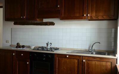 Borgo: Mostrador, Gabinetes, Cocina, Habitación, Mueble, Propiedad, Lavabo, Loseta, Encendiendo, Manchas De Madera