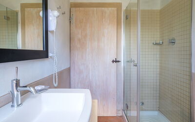 San Lorenzo-Leccino: Espejo, Arreglo De Tubería, Grifo, Propiedad, Lavabo, Baño, Edificio, Pared