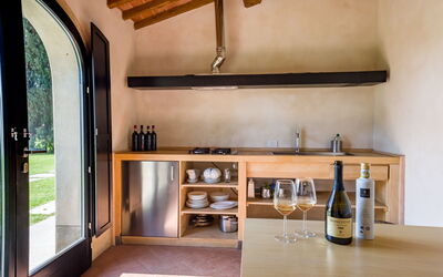 Vinsantaia-Canaiolo: Propiedad, Mueble, Gabinetes, Vajilla, Botella, Mostrador, Madera, Diseño De Interiores, Encendiendo, Estante