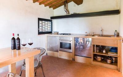 Vinsantaia-San Giovese: Mueble, Propiedad, Gabinetes, Mostrador, Aparato De Cocina, Estufa De Cocina, Madera, Botella, Cocina, Electrodoméstico