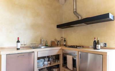 Moraiolo: Mostrador, Madera, Botella, Cocina, Aparato De Cocina, Suelo, Electrodoméstico, Manchas De Madera, Madera Dura, Piso