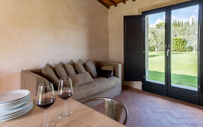 Vinsantaia-Trebbiano: Mueble, Mesa, Madera, Vajilla, Comodidad, Sofá, Diseño De Interiores, Suelo, Piso, Sala