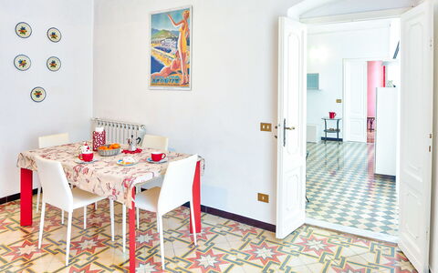 Via Dante Vacanze - Levanto: Habitación, Propiedad, Mueble, Diseño De Interiores, Suelo, Comedor, Edificio, Pared, Loseta, Casa