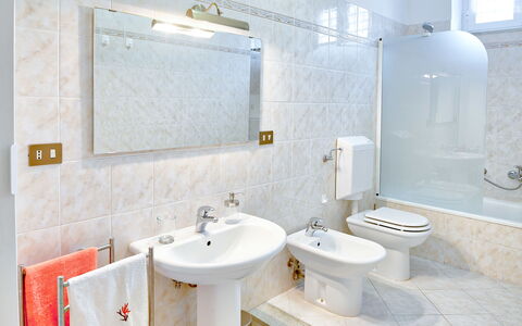 Via Dante Vacanze - Levanto: Baño, Propiedad, Habitación, Loseta, Grifo, Diseño De Interiores, Pared, Suelo, Arquitectura, Arreglo De Tubería