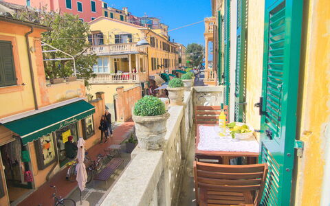 Via Dante Vacanze - Levanto: Barrio, By, Amarillo, Propiedad, Edificio, Calle, Área Urbana, Casa, Bienes Raíces, Arquitectura
