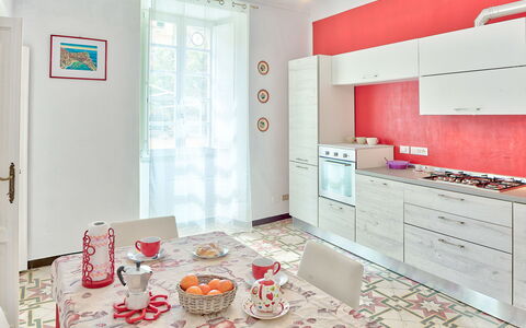 Via Dante Vacanze - Levanto: Habitación, Propiedad, Diseño De Interiores, Mueble, Cocina, Rosado, Gabinetes, Edificio, Suelo, Loseta