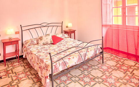 Via Dante Vacanze - Levanto: Habitación, Cama, Mueble, Habitación, Sábana, Rosado, Marco De La Cama, Propiedad, Diseño De Interiores, Lecho