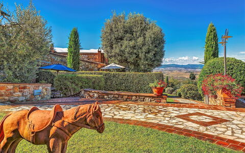 Villa Di Cinzia: Caballo, Árbol, Cielo, Hierba, Botánica, Paisaje, Captura De Pantalla, Bienes Raíces, Primavera, Área Rural
