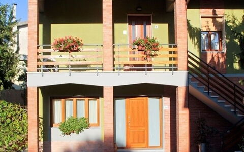 Gli Appartamenti Di Manuela: Casa, Propiedad, Edificio, Casa, Porche, Arquitectura, Fachada, Bienes Raíces, Barrio Residencial, Techo