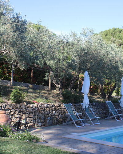 Gli Appartamenti Di Manuela: Piscina, Sombra, Recurso, Patio Interior, Hacienda, Paisajismo, Eco Hotel, Villa, Mueble Para Exteriores, Casa De Campo