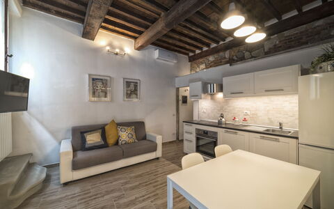 Guelfa House: Propiedad, Habitación, Diseño De Interiores, Edificio, Techo, Casa, Desván, Mueble, Arquitectura, Sala