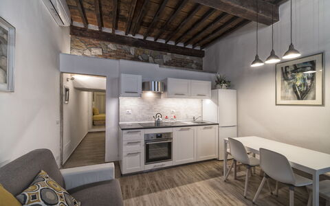 Guelfa House: Propiedad, Habitación, Edificio, Diseño De Interiores, Mueble, Casa, Techo, Bienes Raíces, Suelo, Desván