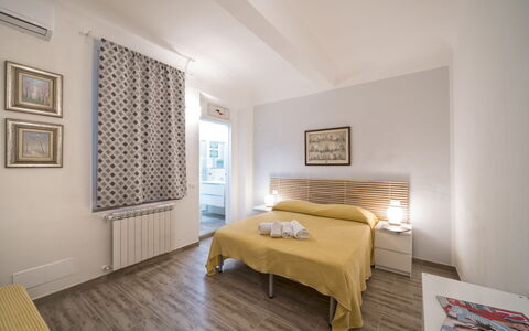 Guelfa House: Habitación, Habitación, Mueble, Propiedad, Cama, Diseño De Interiores, Marco De La Cama, Suelo, Amarillo, Bienes Raíces