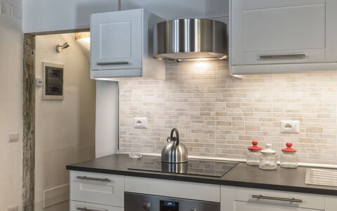 Guelfa House: Mostrador, Gabinetes, Habitación, Cocina, Mueble, Propiedad, Edificio, Diseño De Interiores, Techo, Suelo