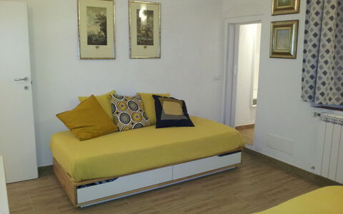 Guelfa House: Mueble, Habitación, Propiedad, Cama, Habitación, Amarillo, Suelo, Diseño De Interiores, Pared, Marco De La Cama