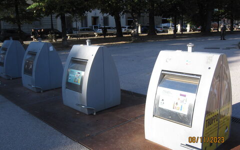 Guelfa House: Vehículo De Motor, Árbol, Gas, Tintes Y Sombras, Máquina, Ciudad, Evento, Asfalto