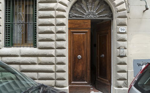 Guelfa House: Puerta, Propiedad, Arquitectura, Edificio, Arco, Inicio De La Puerta, Casa, Fachada, Ventana, Bienes Raíces