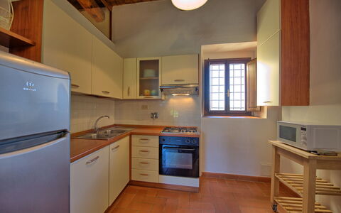 Pozzo Dei Desideri: Mostrador, Habitación, Gabinetes, Cocina, Propiedad, Mueble, Edificio, Estufa De Cocina, Suelo, Madera Dura