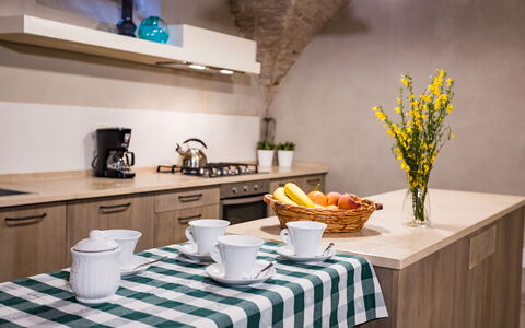 Appartamento La Corte: Vajilla, Mesa, Propiedad, Mueble, Vajilla, Planta, Flor, Verde, Edificio, Diseño De Interiores