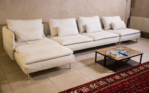 Appartamento La Corte: Sofá, Mueble, Rectángulo, Madera, Diseño De Interiores, Sala, Piso, Sofá Cama, Suelo, Mesa