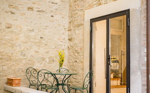 Appartamento La Corte: Edificio, Planta, Puerta, Ventana, Madera, Ladrillo, Casa, Superficie De La Carretera, Maceta, Enladrillado