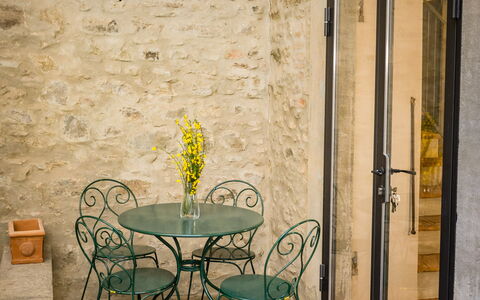 Appartamento La Corte: Mueble, Mesa, Planta, Madera, Flor, Silla, Diseño De Interiores, Edificio, Suelo, Piso