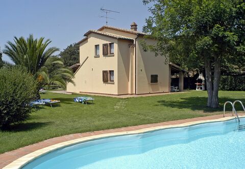 Poderino: Propiedad, Casa, Piscina, Edificio, Bienes Raíces, Casa, Villa, Inmuebles, Barrio Residencial, Casa De Campo