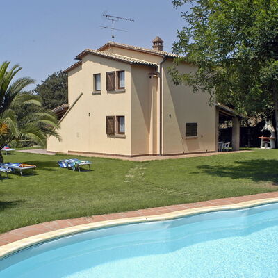 Poderino: Propiedad, Casa, Piscina, Edificio, Bienes Raíces, Casa, Villa, Inmuebles, Barrio Residencial, Casa De Campo