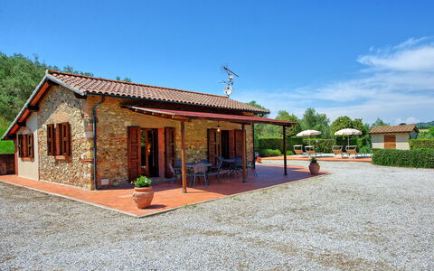 Cuccardino: Cielo, Nube, Planta, Ventana, Árbol, El Terreno Del Lote, Puerta, Edificio, Casa, Sombra