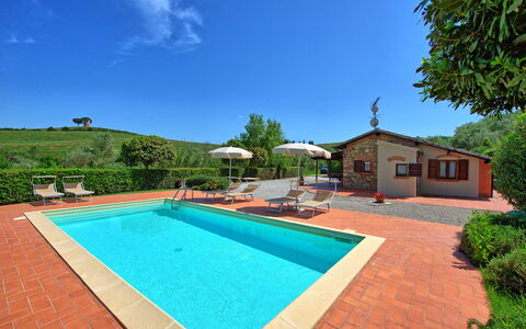 Cuccardino: Agua, Planta, Cielo, Propiedad, Edificio, Piscina, Naturaleza, Azur, Árbol, Sombra