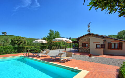 Cuccardino: Agua, Planta, Cielo, Edificio, Piscina, Árbol, Sombra, Arquitectura, Ventana, Mueble Para Exteriores