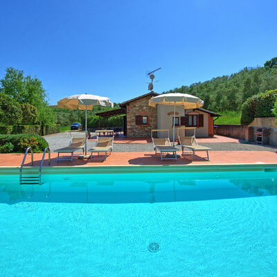 Cuccardino: Agua, Cielo, Planta, Propiedad, Piscina, Azur, Sombra, Árbol, Mueble Para Exteriores, Hierba