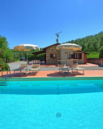 Cuccardino: Agua, Cielo, Planta, Propiedad, Piscina, Azur, Sombra, Árbol, Mueble Para Exteriores, Hierba