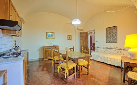 Montegufoni: Habitación, Propiedad, Edificio, Amarillo, Diseño De Interiores, Mueble, Bienes Raíces, Casa, Suelo, Mesa