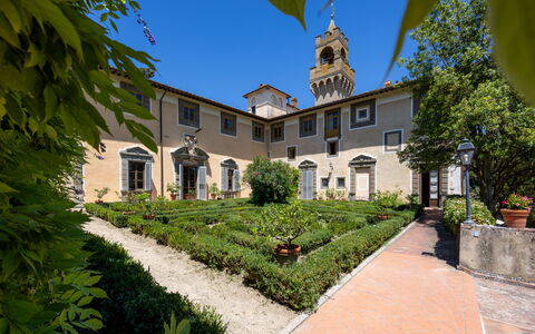 Montegufoni: Fachada, Jardín, Inmuebles, Mansión, Yarda, Patio, Césped, Paisajismo, Hacienda, Villa