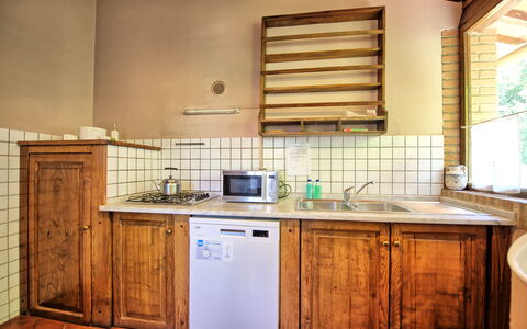 Montegufoni: Madera, Mostrador, Diseño De Interiores, Piso, Cocina, Mueble, Gabinetes, Suelo, Habitación, Arreglo De Tubería