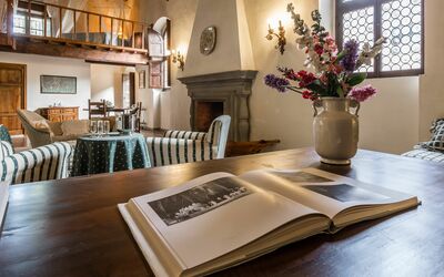 Teatro: Habitación, Diseño De Interiores, Sala, Propiedad, Mueble, Mesa, Casa, Mesa De Café, Casa, Edificio