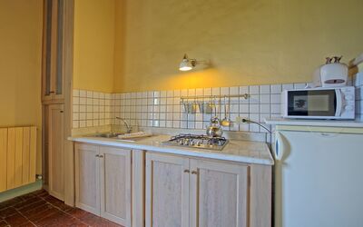 Tettoia: Propiedad, Habitación, Cocina, Mostrador, Gabinetes, Mueble, Amarillo, Loseta, Edificio, Casa