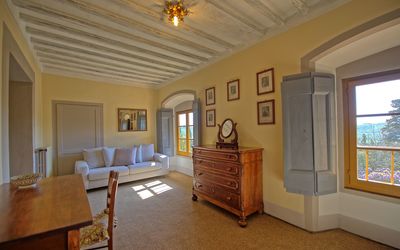 Cardinale: Habitación, Propiedad, Techo, Edificio, Diseño De Interiores, Mueble, Casa, Amarillo, Casa, Bienes Raíces